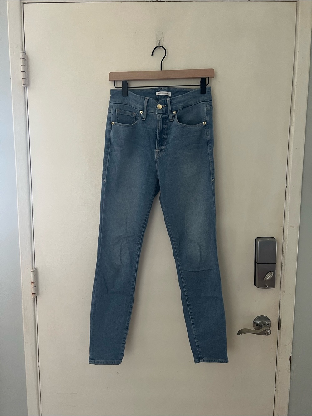 GOOD AMERICAN 
Mid-Rise Skinny Jeans in Light Blue Denim